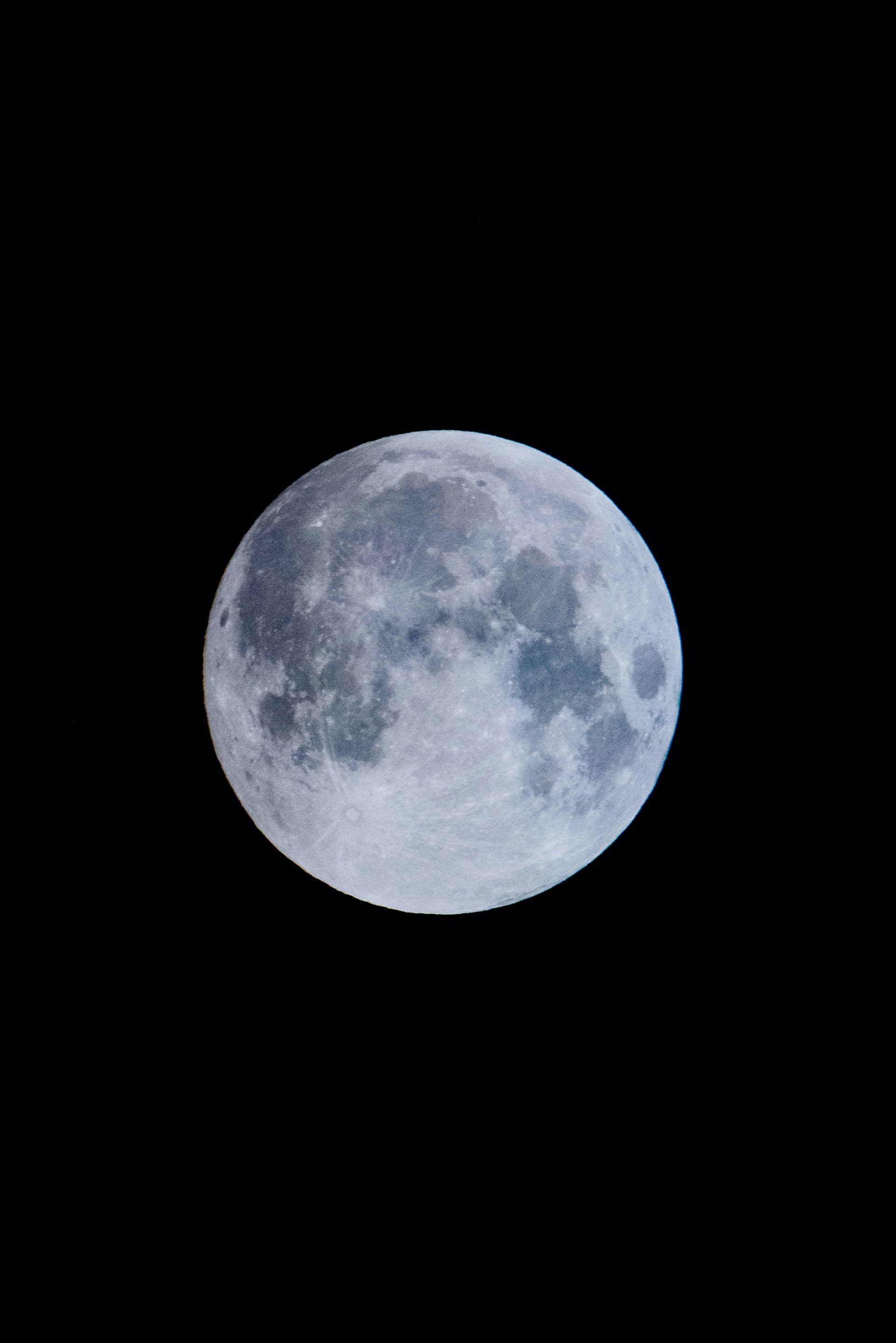 Full moon in dark night sky - Vedic moon sign Rashi calculator